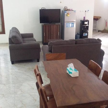Zg Homestay Solo Sumber  エクステリア 写真