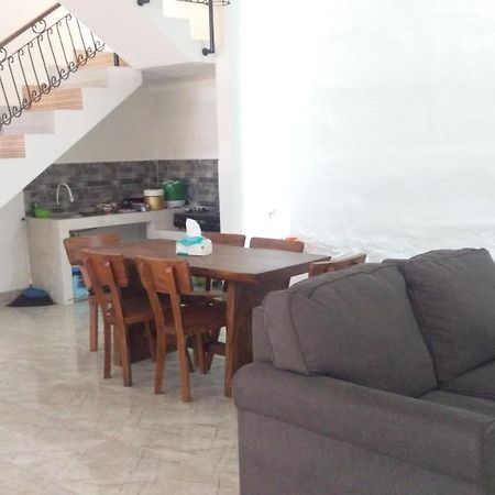 Zg Homestay Solo Sumber  エクステリア 写真