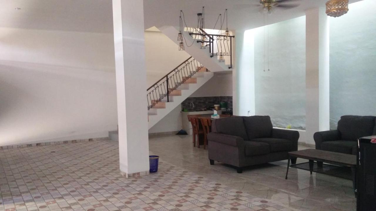 Zg Homestay Solo Sumber  エクステリア 写真